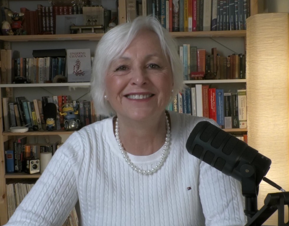 Dr. Beatriz Martini — Course Author and Guide